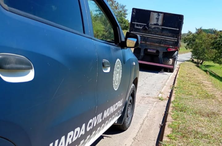  Guarda localiza carreta furtada próximo ao Hopi Hari